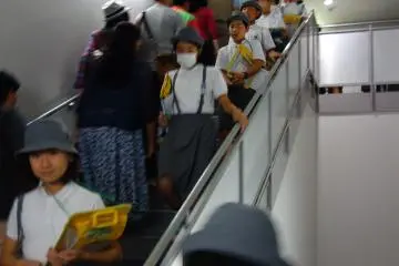 <p>มีกรุ๊ปทัวร์นักเรียนด้วย</p>