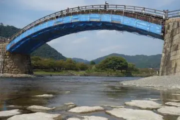 <p>ใช้สะพานเป็นกรอบรูป</p>