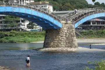<p>จุ่มเท้าในน้ำ ตกปลากลางน้ำ</p>