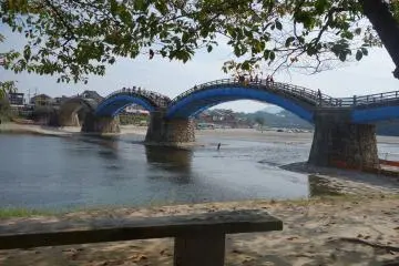 <p>มีที่นั่งริมน้ำให้ชิลล์</p>