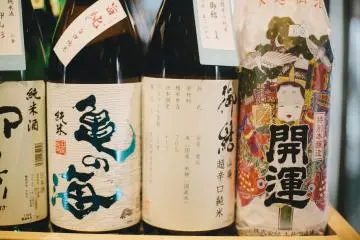 <p>Sebuah botol sake dengan desain yang cantik</p>