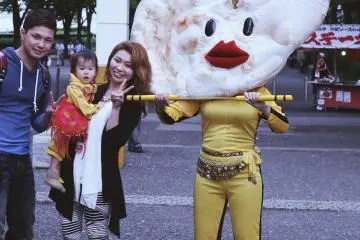 <p>Families love to pose with the indian mascots</p>