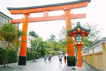 <p>Selamat datang di Fushimi Inari Taisha. Pintu gerbang yang gagah nan menawan ini akan menyambut kedatangan Anda.</p>