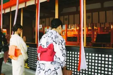 <p>Pengunjung yang sedang berdoa di honden Fushimi Inari Taisha. Meminta keberuntungan, mungkin?</p>