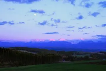 <p>I was almost too late but made it! Only the area near the snow-covered top of Mt. Tokachi is shining from the setting sun, with the moon in the sky...this is what I came here for!</p>