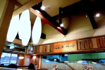<p>Counter seats and a high ceiling</p>