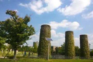 <p>ปล่องไฟทั้ง 6 (Six Chimneys) อนุสรณ์สถานของโรงงานเก่าแก่ที่ยังคงถูกอนุรักษ์ไว้เป็นอย่างดีเช่นกัน ซึ่งฐานของปล่องไฟทั้ง 6 นี้ เก็บไว้เพื่อเป็นอนุสรณ์อุทิศให้กับอุตสาหกรรมเซรามิกของญี่ปุ่น</p>