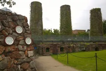 <p>อีกมุมหนึ่งของปล่องไฟทั้ง 6 ที่ติดกับกำแพง Kiln Wall</p>
