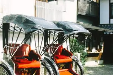 <p>"becak" atau alat transportasi tradisional di Jepang</p>