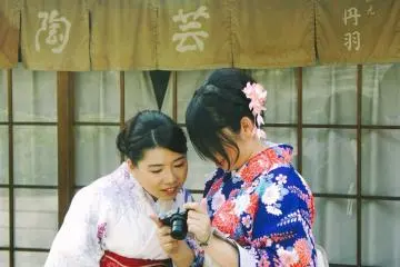 <p>Dua wanita Jepang yang sedang menikmati Ninen-zaka dengan menggunakan pakaian tradisional; Komono &amp; Yukata</p>
