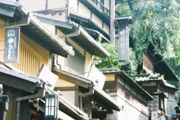 <p>Jalanan menanjak dan pertokoan di Sannen-zaka</p>