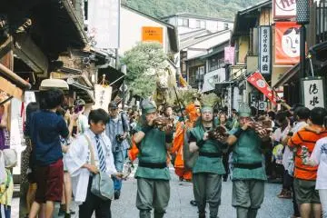 <p>Festival Seiryu-e yang diselenggarakan pada pertengahan September di Sannen-zaka dan sekitarnya</p>