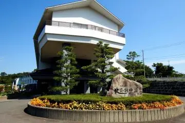 <p>Front view of Kitagata Lakeside Hotel</p>