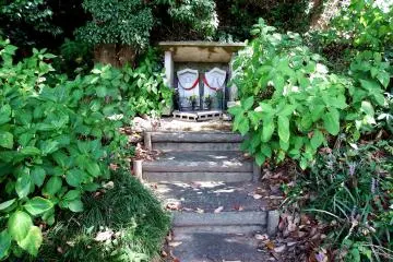 <p>'Niman-do (20,000 miniature temple)' was built by locals praying for the souls of more than 20,000 samurai who died here in the battles fought between Heike Clan and Genji Clan</p>
