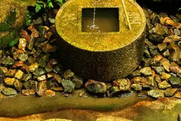 <p>On the old coin shaped 'Tsukubai (water purification basin)', a Zen maxim is carved</p>
