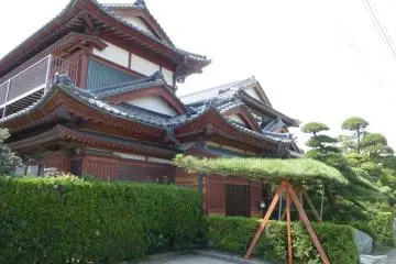 <p>A splendid house along the way to the beach&nbsp;</p>