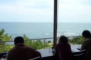 <p>Great view on the ocean from the ryokan's restaurant</p>