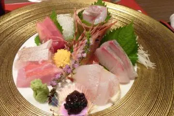 <p>This plate of sashimi was so elaborate I felt I shouldn't touch it. Glad I did in the end though... delicious!</p>