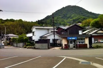 The barber's shop with Kofujiyama behind it