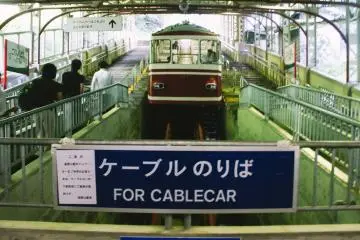 <p>Para penumpang siap menaiki cable car</p>