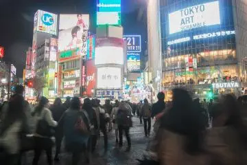 <p>Thousands people are crossing from opposite ways.</p>