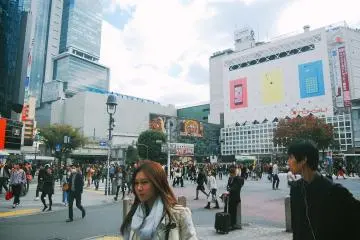 <p>Usually, this area is crowded by young people, office workers, and certainly curious tourists.</p>