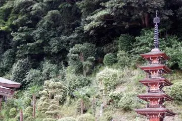 산 옆에 있는 5층 탑