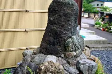 1761년 건립된 '바쇼의 카네즈카'로 불리며, 바쇼의 시가 그 위에 새겨져 있다