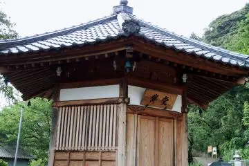 납골당 가까이서 