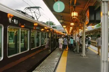¡Bienvenidos! Es la estación Arashimaya Hankyu por la tarde
