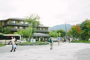 Frente de la estación Arashimaya Hankyu, solo necesitas caminar hacia el norte hacia Togetsukyo