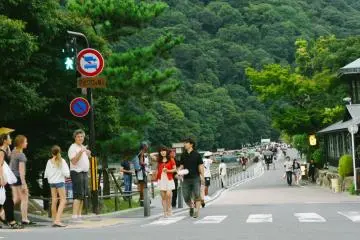 Si giras a la izquierda de Togetsukyo puedes andar por este camino