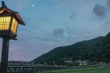 Vista de Arashimaya y Togetsukyo al atardecer. Togetsukyo significa "puente hacia la luna" literalmente. Ahora entiendo porqué.