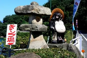<p>This is a camping ground entrance, with a lovely beach</p>
