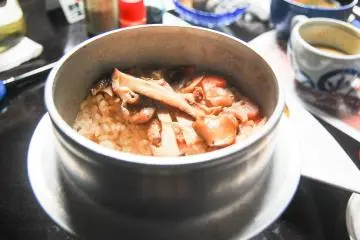 <p>Nasi yang dikukus bersama jamur memberikan kenikmatan tersendiri</p>
