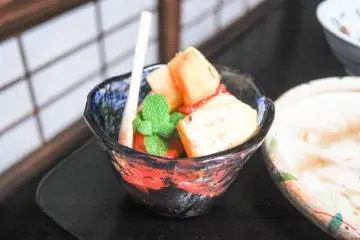 <p>Hidangan penutup berupa buah-buahan dan es kacang merah</p>