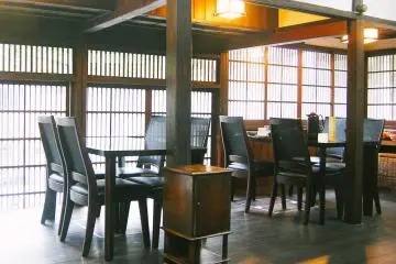 <p>Ruang makan di Hatago Ichiban Ryokan</p>