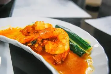 <p>Tumis udang dengan bumbu rempah ini begitu gurih dan lezat!</p>