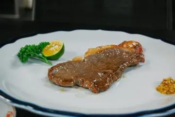 <p>Tak ketinggalan menu western juga ditawarkan yaitu steak.</p>