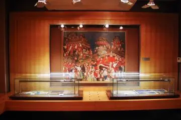 <p>Pameran di lantai dua ini memperlihatkan lukisan dan aksesoris dari festival ini</p>