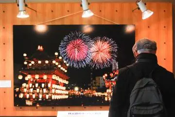 <p>Pengunjung yang sedang melihat galeri foto, bisa dilihat di festival ini ada kembang api super cantik.</p>