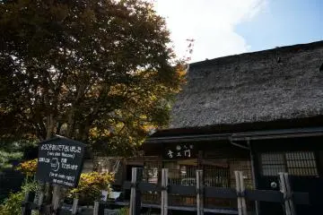 <p>ชอบบ้านที่มีต้นไม้ใหญ่ นี่เป็นหนึ่งในบ้านที่มานอนได้</p>