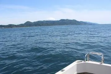 쿠쥬류가와에서 출항하면 왼편으로 꺾어 타카스 해안으로 배를 몰다
