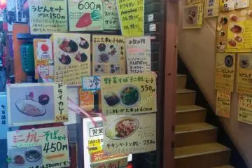 <p>Naiki tangga ini untuk sampai ke kedai kari. Sangat mudah terlihat dengan foto dan gambar yang tertempel.</p>