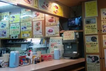 <p>Di ujung konter ini terdapat televisi kecil. Di dalam konter ini juga terdapat mesin jus wortel yang tidak bising sama sekali ketika digunakan.</p>