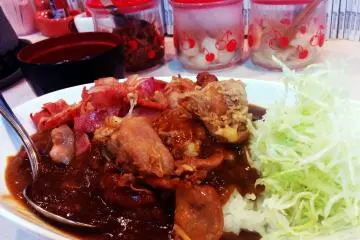 <p>Kari ayam dan bacon yang lezat!</p>