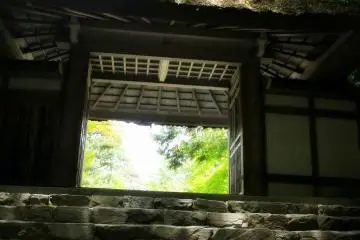 <p>Looking up at Honen-in's Gate</p>