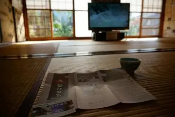<p>ดื่มชาไป อ่านแผ่นพับและดูวีดีโอไป</p>