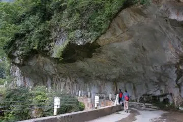 <p>ข้ามสะพานไปมีหินกิน... คน</p>