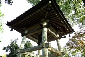 종탑을 올려다보는 중